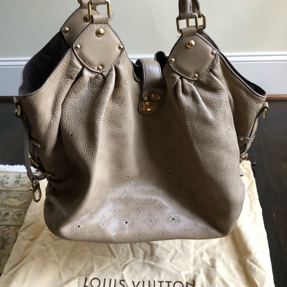 Louis Vuitton XL hobo Mahina Leather
